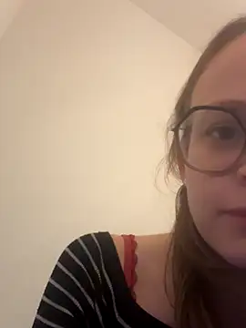 Snapshot of YoungNoraa chatting on 5, 11, 2025 YoungNoraa online show from 5, 11, 2025