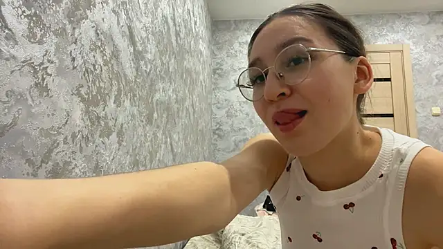 Snapshot of SofiYong chatting on 7, 11, 2025 SofiYong online show from 7, 11, 2025