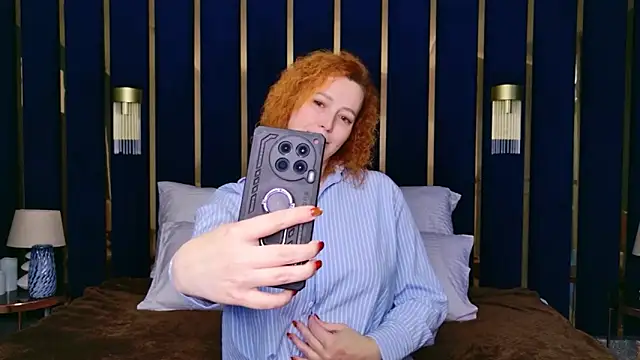 Snapshot of Evie_Berret chatting on 4, 12, 2025 Evie Berret online show from 4, 12, 2025