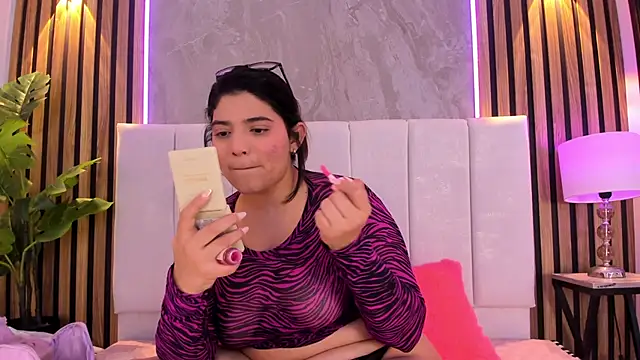 Snapshot of Carlotta_de_velour chatting on 28, 4, 2026 Carlotta de velour online show from 28, 4, 2026