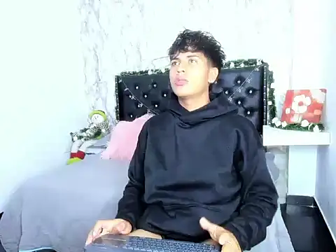 Snapshot of Valentino_Lane chatting on 16, 12, 2025 Valentino Lane online show from 16, 12, 2025