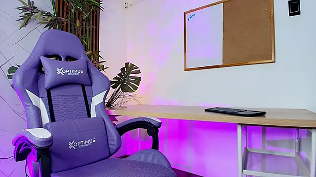 Chloejonson online show from 15, 12, 2025