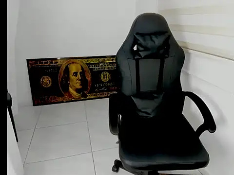 Snapshot of queen_findom1 chatting on 3, 4, 2026 queen findom1 online show from 3, 4, 2026