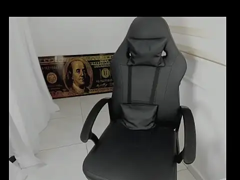 Snapshot of queen_findom1 chatting on 9, 4, 2026 queen findom1 online show from 9, 4, 2026