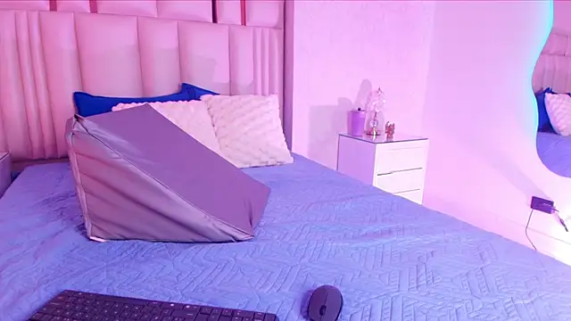 Snapshot of alanarose18 chatting on 14, 11, 2025 alanarose18 online show from 14, 11, 2025