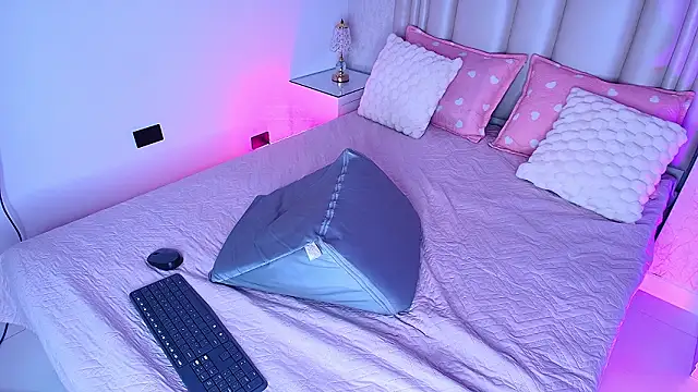 Snapshot of alanarose18 chatting on 2, 2, 2026 alanarose18 online show from 2, 2, 2026