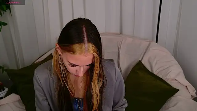 Snapshot of AriaBe11 chatting on 29, 11, 2025 AriaBe11 online show from 29, 11, 2025