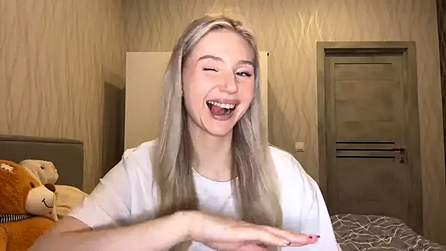 MoonlitCrystalia online show from 8, 11, 2025