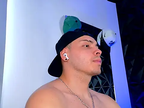 Snapshot of Maxwell_Dupont chatting on 25, 11, 2025 Maxwell Dupont online show from 25, 11, 2025