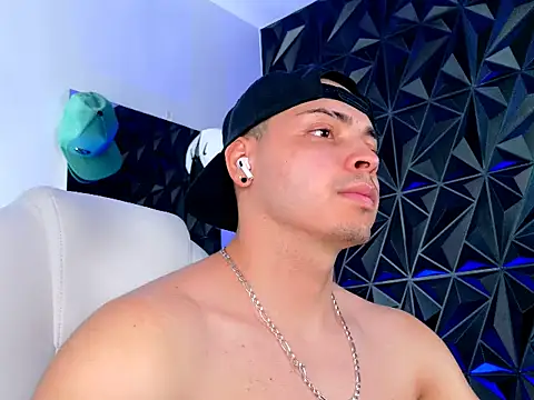 Snapshot of Maxwell_Dupont chatting on 26, 11, 2025 Maxwell Dupont online show from 26, 11, 2025