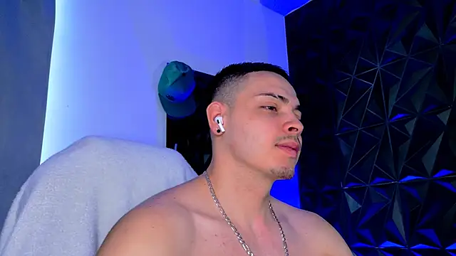 Snapshot of Maxwell_Dupont chatting on 17, 12, 2025 Maxwell Dupont online show from 17, 12, 2025