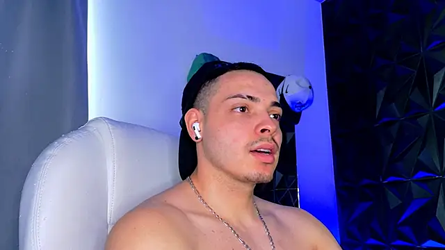 Snapshot of Maxwell_Dupont chatting on 19, 12, 2025 Maxwell Dupont online show from 19, 12, 2025