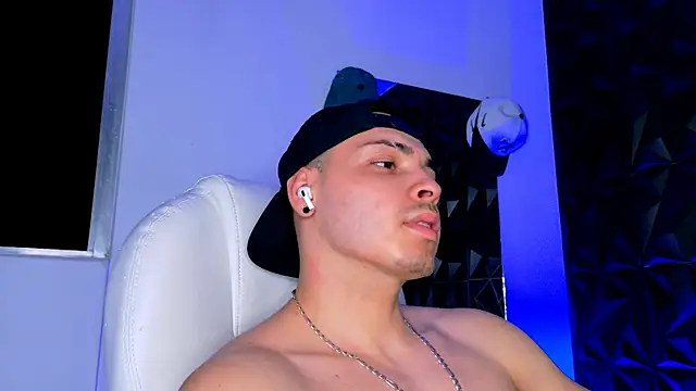 Snapshot of Maxwell_Dupont chatting on 21, 12, 2025 Maxwell Dupont online show from 21, 12, 2025