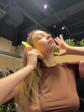 Snapshot of SashaCatt chatting on 21, 12, 2025 SashaCatt online show from 21, 12, 2025