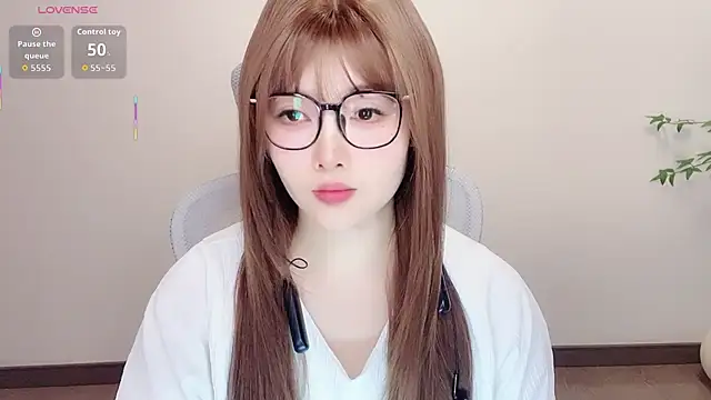 Snapshot of Insist6 chatting on 9, 4, 2026 Insist6 online show from 9, 4, 2026