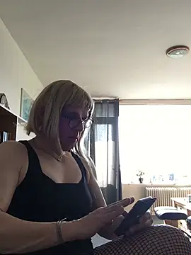 Snapshot of simone_xdressing chatting on 9, 3, 2025 simone xdressing online show from 9, 3, 2025