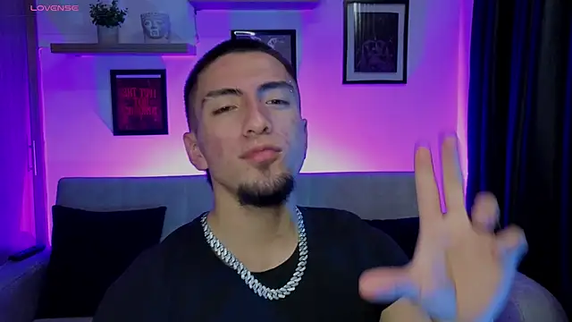 Snapshot of AresMassimoX chatting on 13, 11, 2025 AresMassimoX online show from 13, 11, 2025