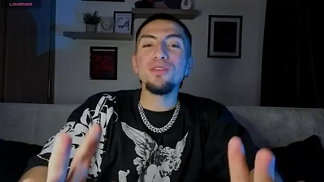 Snapshot of AresMassimoX chatting on 21, 11, 2025 AresMassimoX online show from 21, 11, 2025