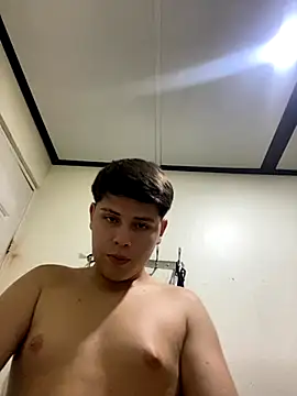 Snapshot of luisDi07 chatting on 11, 11, 2025 luisDi07 online show from 11, 11, 2025