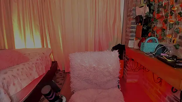 Snapshot of LaGoldenBitch chatting on 4, 3, 2026 LaGoldenBitch online show from 4, 3, 2026