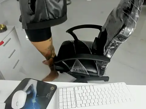 Snapshot of master_leather chatting on 2, 4, 2026 master leather online show from 2, 4, 2026