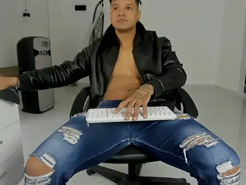 Snapshot of master_leather chatting on 5, 4, 2026 master leather online show from 5, 4, 2026