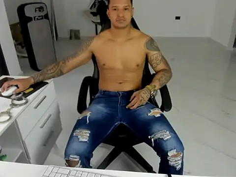 Snapshot of master_leather chatting on 7, 4, 2026 master leather online show from 7, 4, 2026