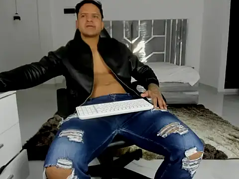 Snapshot of master_leather chatting on 13, 4, 2026 master leather online show from 13, 4, 2026