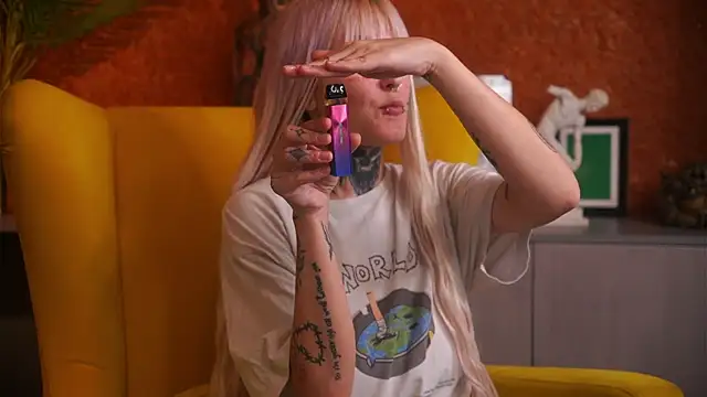 Snapshot of IsauraGarratt chatting on 13, 11, 2025 IsauraGarratt online show from 13, 11, 2025