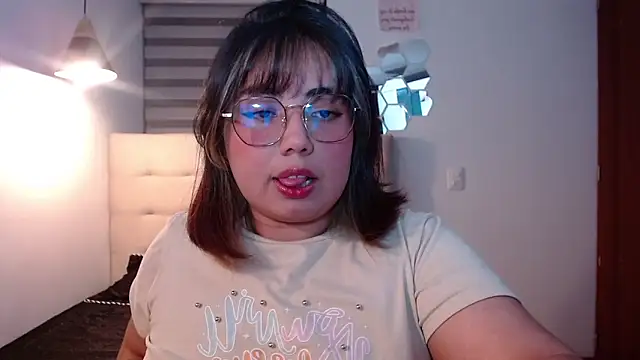 Snapshot of YiniBelle chatting on 20, 11, 2025 YiniBelle online show from 20, 11, 2025