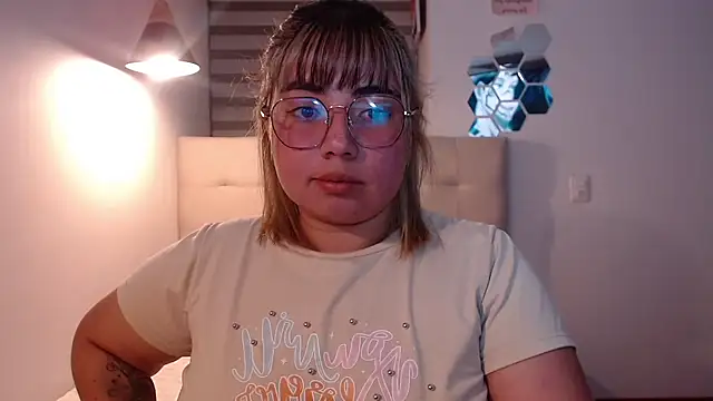 Snapshot of YiniBelle chatting on 26, 11, 2025 YiniBelle online show from 26, 11, 2025