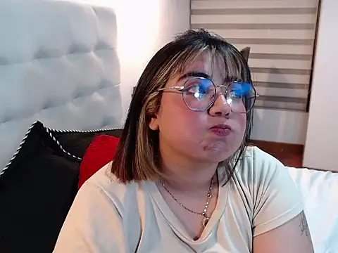 Snapshot of YiniBelle chatting on 23, 12, 2025 YiniBelle online show from 23, 12, 2025