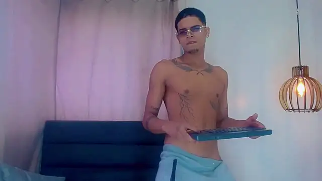 Snapshot of Isaacas_ chatting on 18, 11, 2025 Isaacas online show from 18, 11, 2025