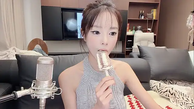 Snapshot of Butterbear chatting on 21, 12, 2025 Butterbear online show from 21, 12, 2025