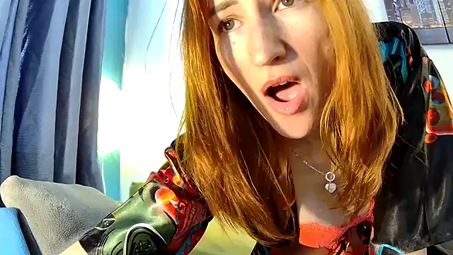 Snapshot of Leila_cam18 chatting on 19, 12, 2025 Leila cam18 online show from 19, 12, 2025