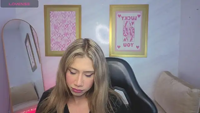 Snapshot of Evy_Luxx_v chatting on 31, 3, 2026 Evy Luxx v online show from 31, 3, 2026