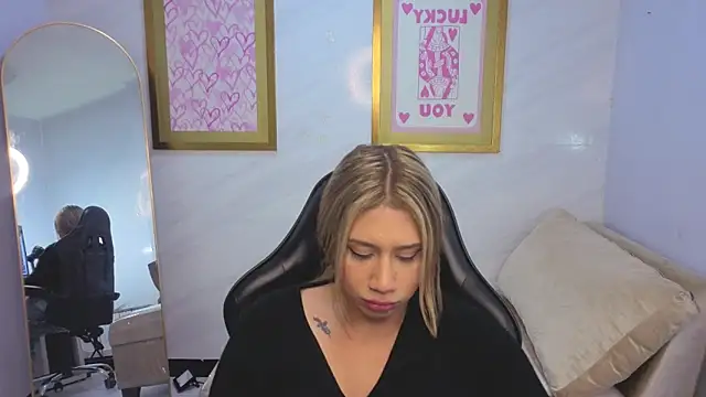 Snapshot of Evy_Luxx_v chatting on 2, 4, 2026 Evy Luxx v online show from 2, 4, 2026