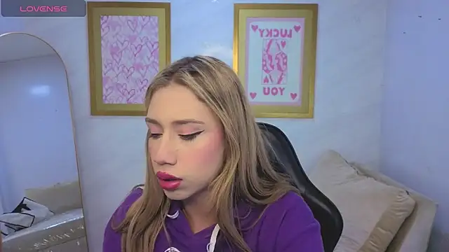 Snapshot of Evy_Luxx_v chatting on 15, 4, 2026 Evy Luxx v online show from 15, 4, 2026