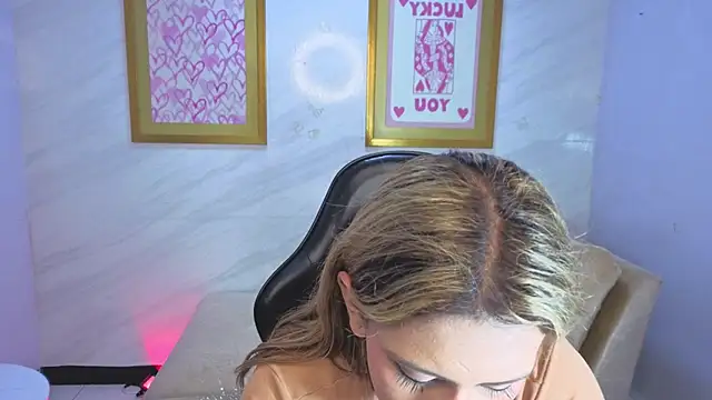 Snapshot of Evy_Luxx_v chatting on 18, 4, 2026 Evy Luxx v online show from 18, 4, 2026