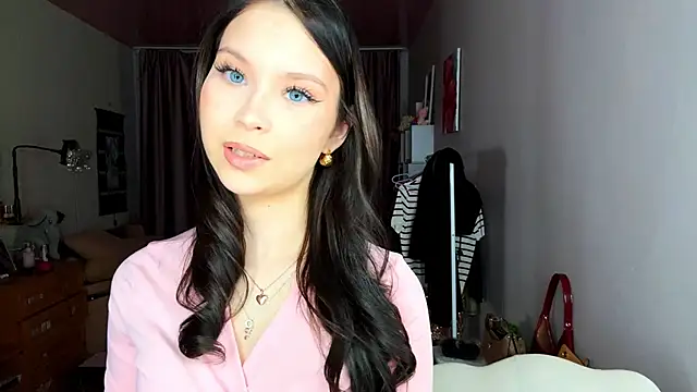 Snapshot of EmmaJonse chatting on 15, 11, 2025 EmmaJonse online show from 15, 11, 2025