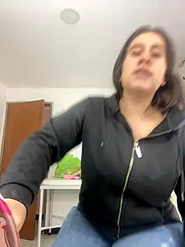 Scarlett Noire outdoors online show from 18, 11, 2025