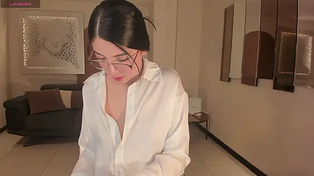 Snapshot of HaileyRoss_ chatting on 5, 12, 2025 HaileyRoss online show from 5, 12, 2025