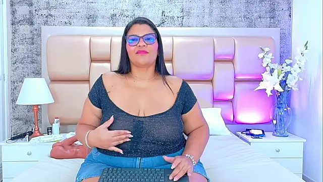 Snapshot of SelennaCooper chatting on 5, 12, 2025 SelennaCooper online show from 5, 12, 2025