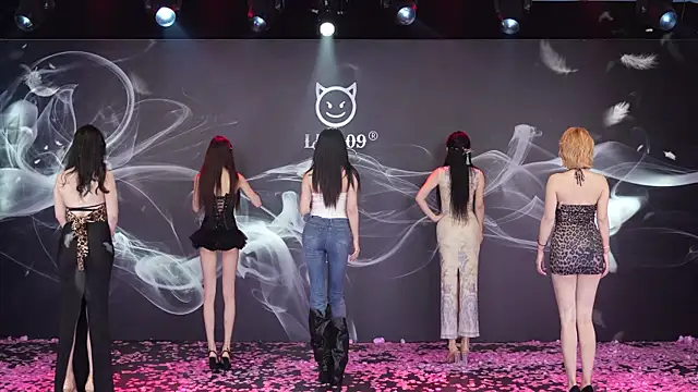 Snapshot of LU-909 chatting on 28, 11, 2025 LU-909 online show from 28, 11, 2025