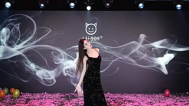 Snapshot of LU-909 chatting on 4, 12, 2025 LU-909 online show from 4, 12, 2025