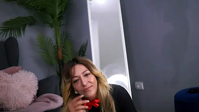 JuliaHyde online show from 26, 11, 2025