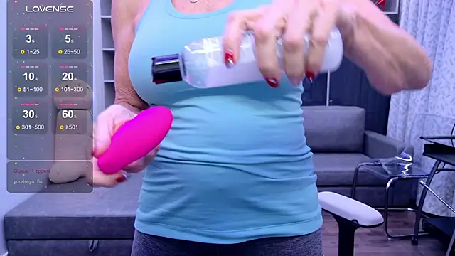 Snapshot of FitCougar chatting on 23, 12, 2024 FitCougar online show from 23, 12, 2024