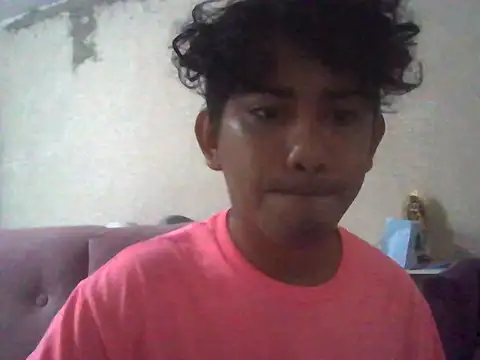 Snapshot of chikis_18 chatting on 21, 12, 2025 chikis 18 online show from 21, 12, 2025