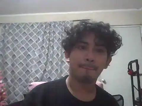 Snapshot of chikis_18 chatting on 9, 1, 2026 chikis 18 online show from 9, 1, 2026