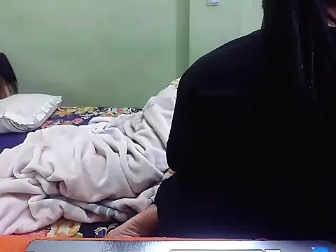 Snapshot of TwinRose2000 chatting on 15, 12, 2025 TwinRose2000 online show from 15, 12, 2025